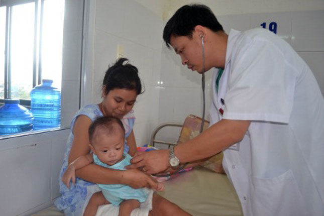 A doctor from the hospital’s Department of Cardiovascular Surgery and Intervention examining a child patient with congenital heart disease