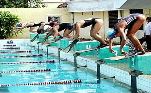 Finswimmers compete at the National Age Groups Finswimming Championship in Đà Nẵng yesterday. — Photo thethaovietnam.vn Read more at http://vietnamnews.vn/sports/428032/da-nang-make-a-big-finswimming-splash.html#qFKjUbMeRCldYMcL.99