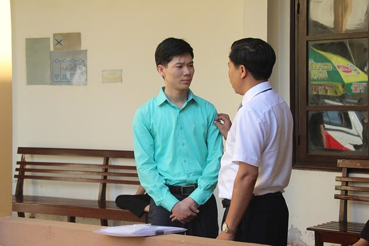 Luật sư Lê Văn Thiệp trao đổi với bác sỹ Hoàng Công Lương trước phòng xử án. (ảnh: Pháp luật TPHCM)