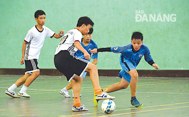 Tran Dai Nghia (in white) and Chu Van An players in the 6-m penalty shoot-out