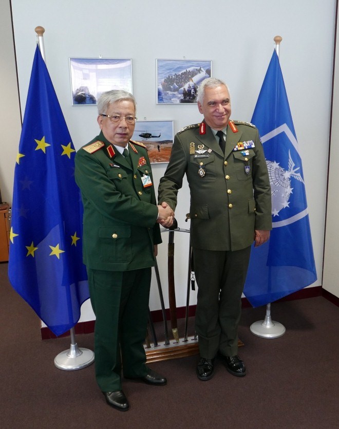 Deputy Defence Minister Sen. Lieut. Gen. Nguyen Chi Vinh (left) and Chairman of the EU Military Committee Mikhail Kostarakos (Source: VNA) 