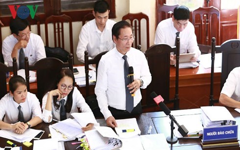 Luật sư Nguyễn Văn Chiến (đang đứng) tại phiên tòa.