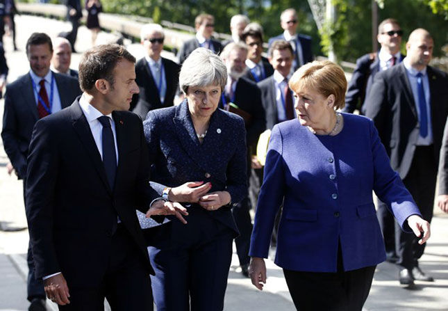 Tổng thống Pháp Emmanuel Macron (trái), Thủ tướng Anh Theresa May (giữa) và Thủ tướng Đức Angela Merkel gặp gỡ bên lề hội nghị thượng đỉnh EU - Balkan tại Sofia (Bulgaria) ngày 17-5. 		 				Ảnh: AP