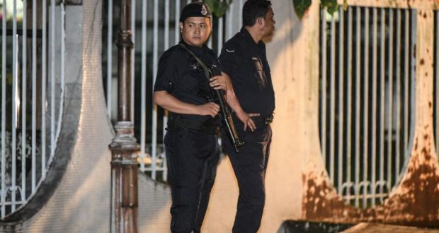 Malaysian police stand at the entrance to the home of former Prime Minister Najib Razak in Kuala Lumpur on May 16 night. (Source: Mohd Rasfan/AFP/Getty Images)