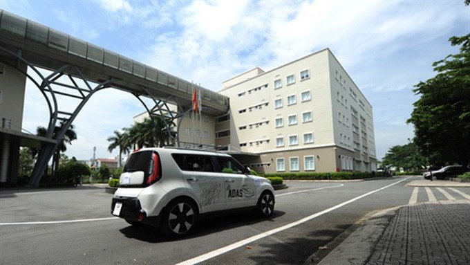 A self-driving auto runs in campus F-Town in HCM City’s District 9. — Photo vneconomy.vn Read more at http://vietnamnews.vn/economy/428108/fpt-software-proposes-trial-of-self-driving-autos.html#sFgpSHEbyyZQaqQE.99