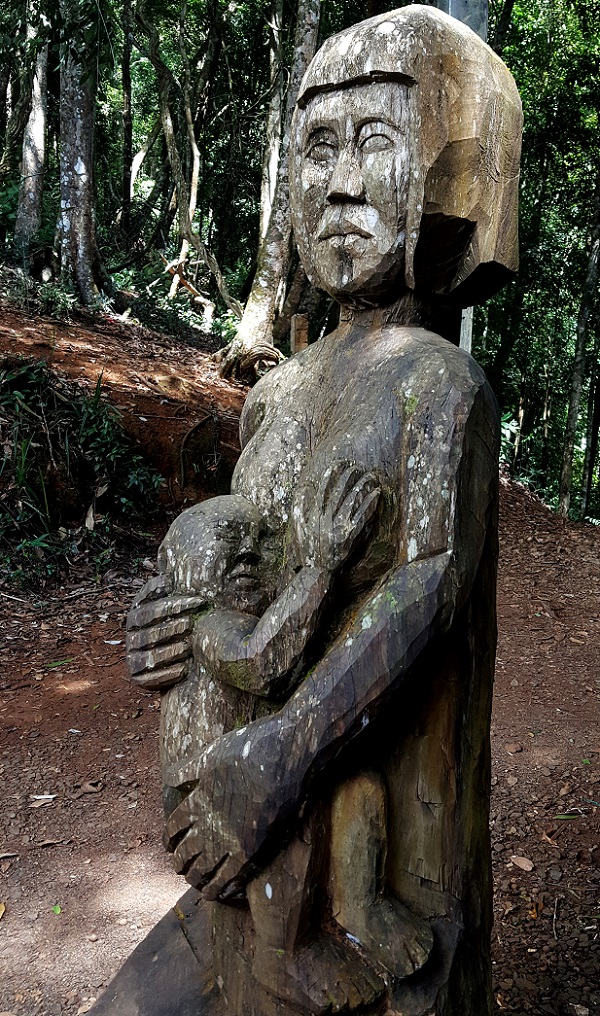 Visitors can visit a garden of statues on a hill of pine trees. The garden features over 100 wooden statues carved by local artisans.