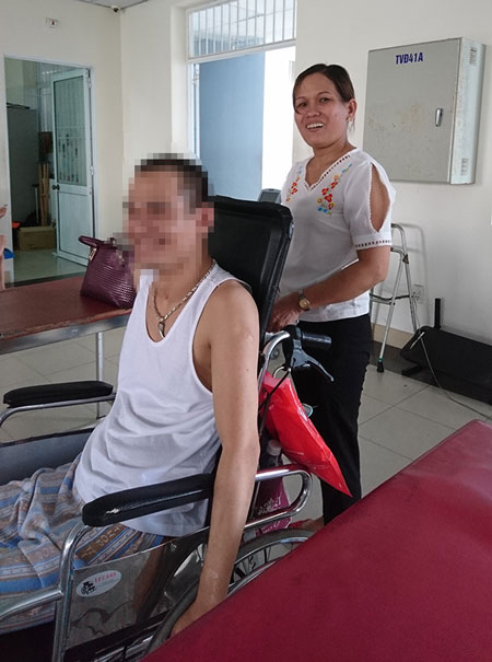 Nguyễn Duy L. với nụ cười lạc quan, cùng chị gái bám trụ đã 20 tháng tại bệnh viện. Ảnh: H.N