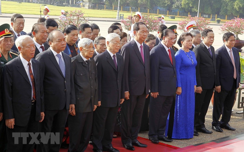 1 / 9 Đoàn lãnh đạo Đảng, Nhà nước đặt vòng hoa và vào Lăng viếng Chủ tịch Hồ Chí Minh. (Ảnh: Văn Điệp/TTXVN)