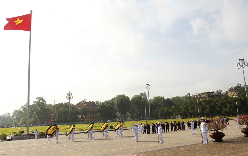 Đoàn lãnh đạo Đảng, Nhà nước đặt vòng hoa và vào Lăng viếng Chủ tịch Hồ Chí Minh. (Ảnh: Văn Điệp/TTXVN) 