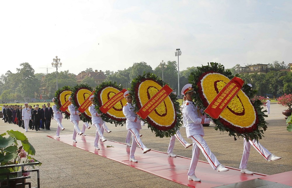 Đoàn lãnh đạo Đảng, Nhà nước đặt vòng hoa và vào Lăng viếng Chủ tịch Hồ Chí Minh. (Ảnh: Văn Điệp/TTXVN)