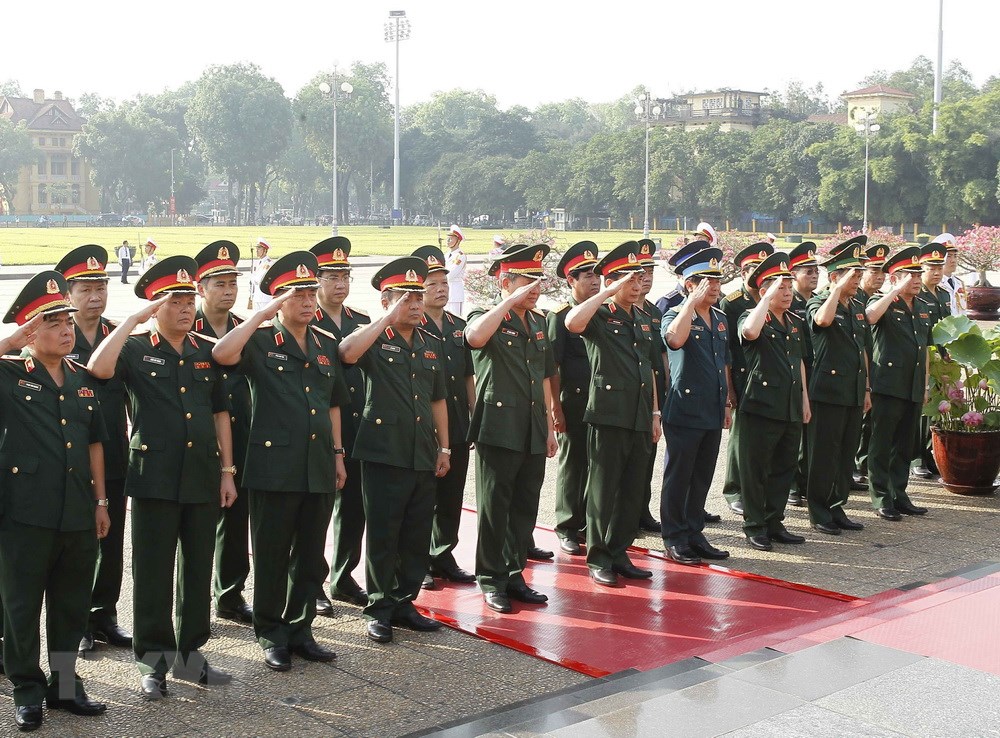 Đoàn đại biểu Quân ủy Trung ương và Bộ Quốc phòng đặt vòng hoa và vào Lăng viếng Chủ tịch Hồ Chí Minh. (Ảnh: Văn Điệp/TTXVN)