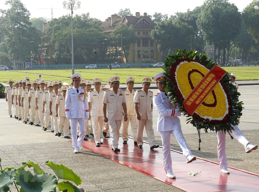 Đoàn đại biểu Đảng ủy Công an Trung ương và Bộ Công an đặt vòng hoa và vào Lăng viếng Chủ tịch Hồ Chí Minh. (Ảnh: Văn Điệp/TTXVN)