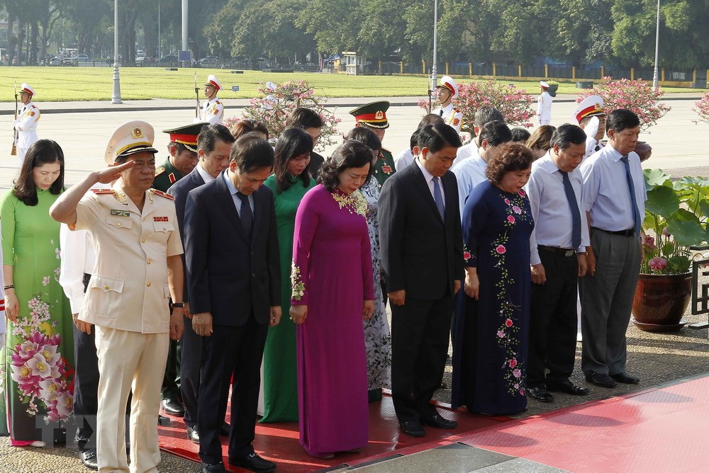 Đoàn đại biểu thành phố Hà Nội đặt vòng hoa và vào Lăng viếng Chủ tịch Hồ Chí Minh. (Ảnh: Văn Điệp/TTXVN)