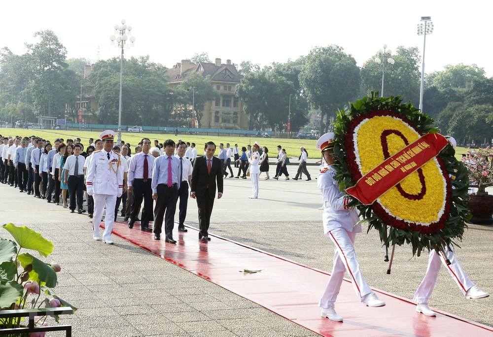 Đoàn đại biểu Bộ Ngoại giao đặt vòng hoa và vào Lăng viếng Chủ tịch Hồ Chí Minh. (Ảnh: Văn Điệp/TTXVN)