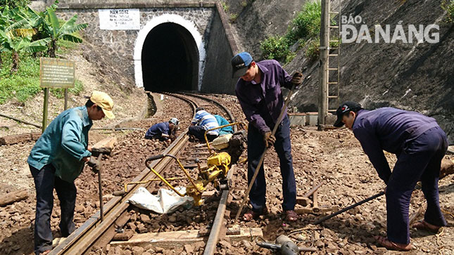 Công việc của những người duy tu đến nay vẫn chủ yếu dùng dụng cụ thô sơ và sức người để bảo dưỡng đường ray.