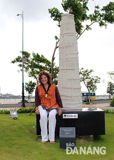 Nhà điêu khắc người Mexico - Paloma Torres, bên tác phẩm “Chuyện phố” tại Công viên APEC Đà Nẵng.