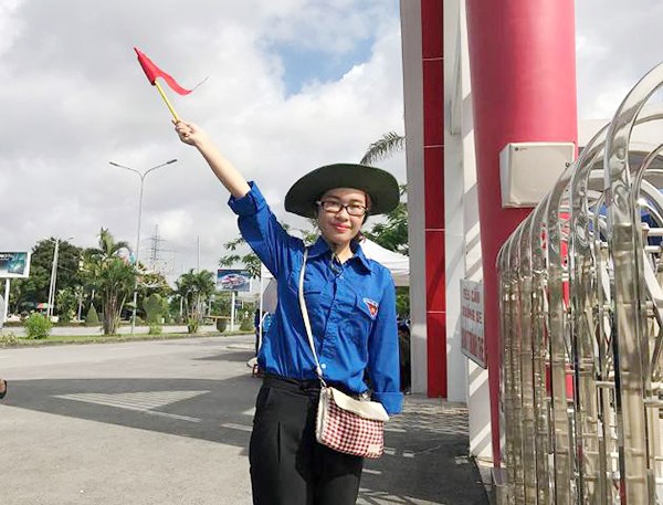 Hình ảnh Hồng Mai truyền nhiệt huyết cho những bạn trẻ đang khoác áo xanh tình nguyện