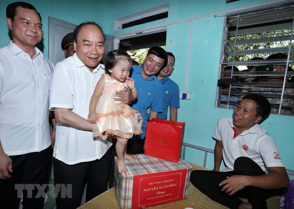 Thủ tướng Nguyễn Xuân Phúc thăm khu nhà trọ của công nhân tại huyện Duy Tiên, tỉnh Hà Nam. (Ảnh: Thống Nhất/TTXVN)