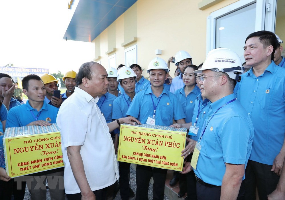 Thủ tướng Nguyễn Xuân Phúc tặng quà cho cán bộ, công nhân viên Khu thiết chế công đoàn tại Khu công nghiệp Đồng Văn II. (Ảnh: Thống Nhất/TTXVN)