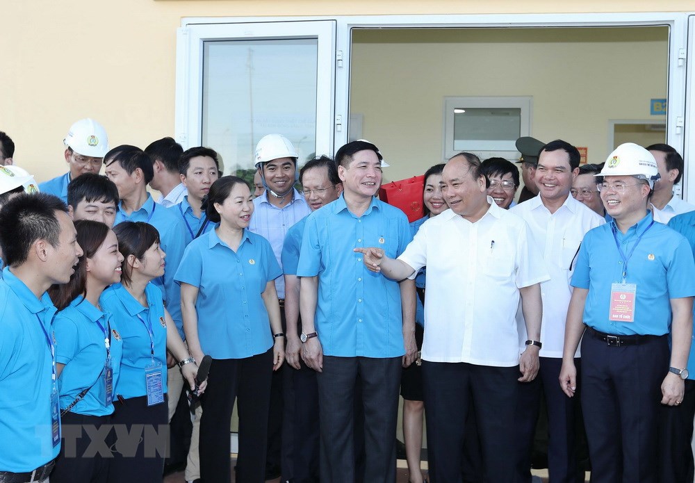 Thủ tướng Nguyễn Xuân Phúc với công nhân Khu công nghiệp Đồng văn II. (Ảnh: Thống Nhất/TTXVN)