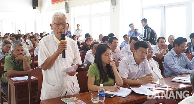 Cử tri quận Ngũ Hành Sơn phát biểu tại buổi tiếp xúc với các đại biểu Quốc hội thành phố Đà Nẵng trước kỳ họp thứ 5 Quốc hội khóa XIV. Ảnh: ĐOÀN SƠN