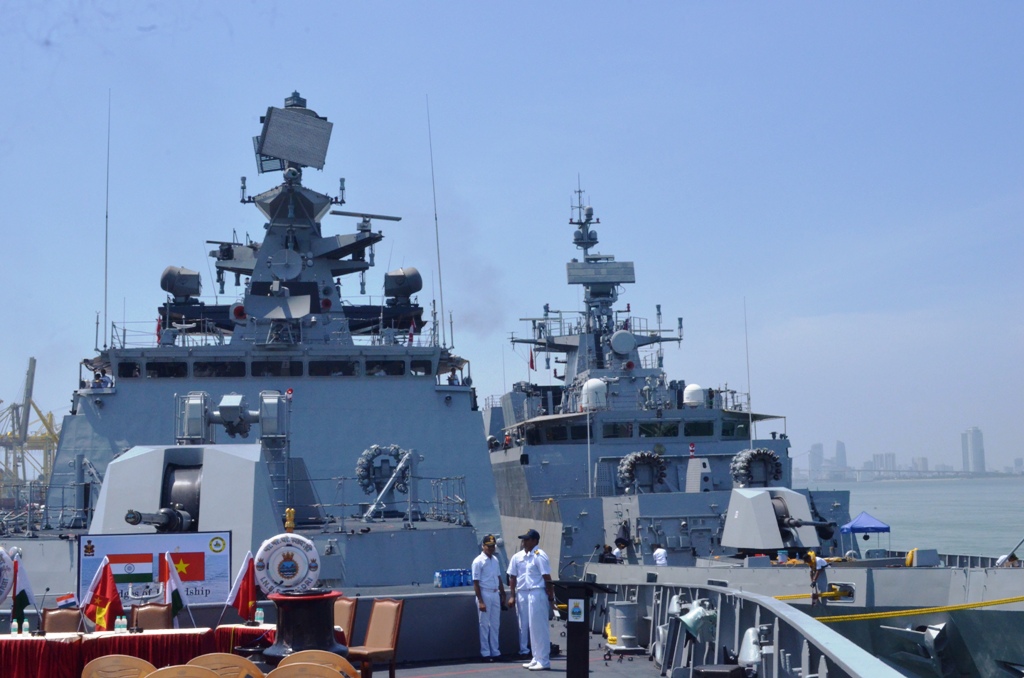 Tàu khu trục INS SAHYADRY và tàu hộ tống INS KAMORTA đều do Ấn Độ sản xuất