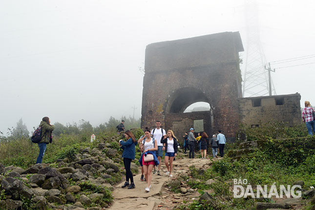 Domestic and foreign tourists visit the Hai Van Gate