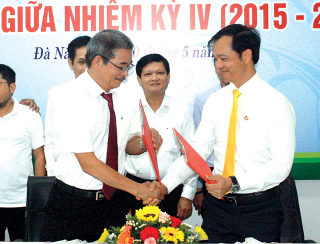 Representatives from Sun Group (right) and DTF at the signing 