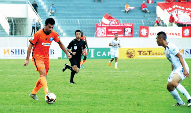 SHB’s Do Merlo (in orange) with the ball