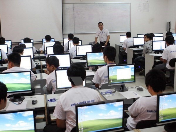 Students join an informatics lesson in Hà Nội. Việt Nam has achieved good results at the Asia Informatics Olympiad 2018. — VNA/VNS Photo Read more at http://vietnamnews.vn/society/448347/viet-nam-team-ranks-third-in-asia-informatics-olympiad-2018.html#k2xdis0l0oLUtG0H.99