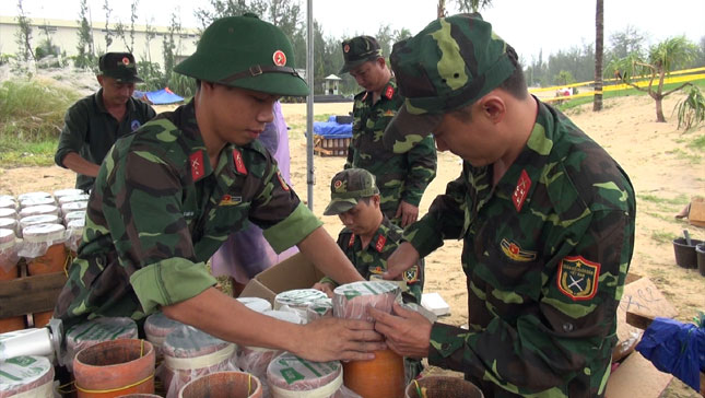 Despite the hot weather, the hosts Da Nang-Viet Nam were focusing hard on installing their fireworks tubes at the launch location in preparation for their show