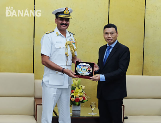 Rear Admiral Dinesh K Tripathi (left) and Vice Chairman Minh
