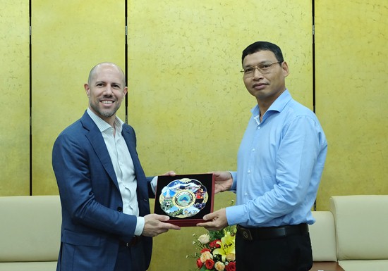 Dr Constantin Malik (left) and Vice Chairman Minh