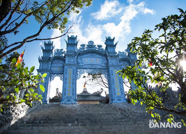 About 30 km west from the centre of Da Nang, the Linh Ung Ba Na Pagoda is situated on top of the Ba Na Mountain in An Loi Village, Hoa Ninh Commune, Hoa Vang District.