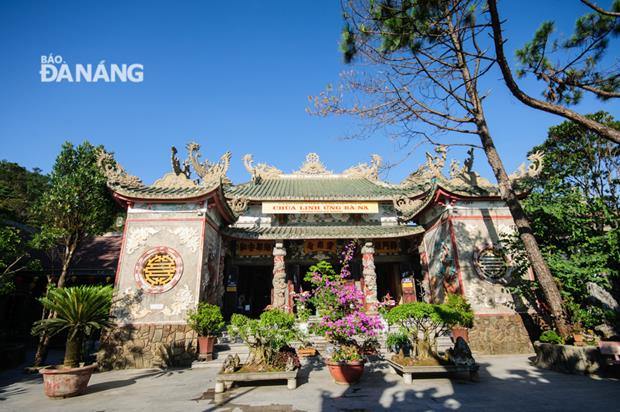 Like the Linh Ung Non Nuoc Pagoda in Ngu Hanh Son District, the Linh Ung Ba Na Pagoda features architectural styles of curved tiled rooftops, dragons, lotus flowers, and Buddhist prayer wheels.