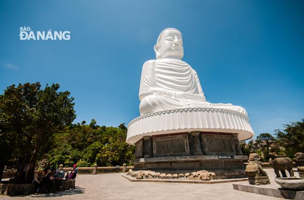 The 27m-high statue of Sakyamuni Buddha sitting on a 6m-high round lotus base. This is one of the largest sitting Buddha statues in Southeast Asia.