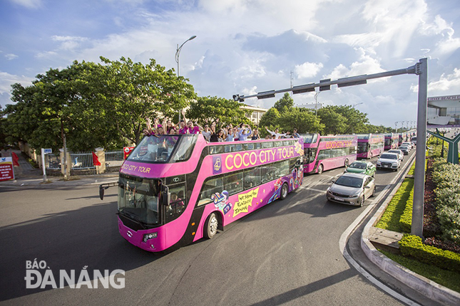 The open-top double-decker buses