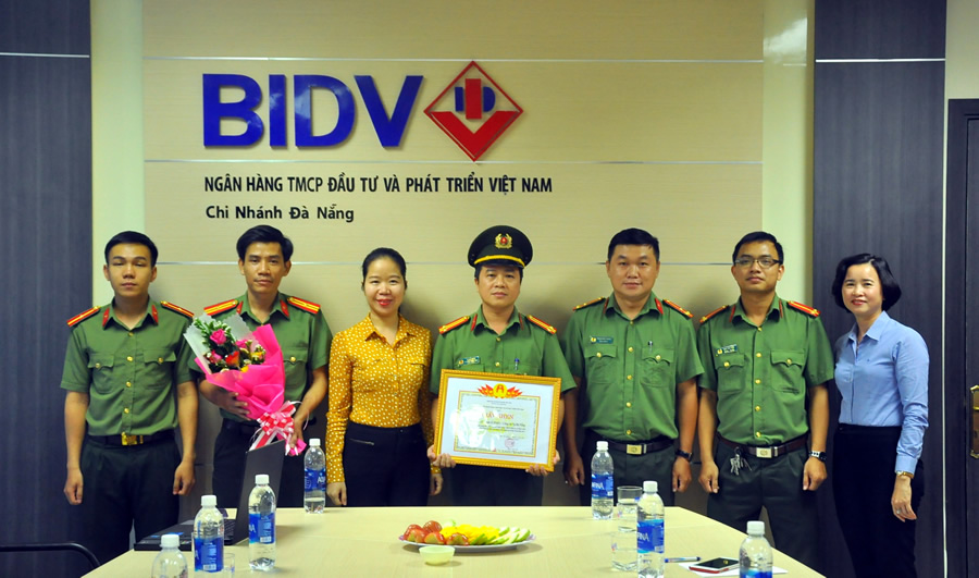 BIDV representatives and honourees (Photo: cadn.com.vn)