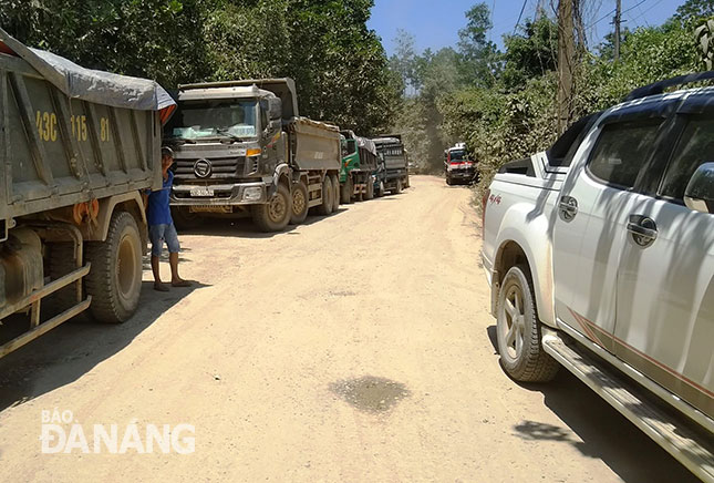 Đoàn xe tải trọng lớn dừng trên đường kéo dài khoảng 2km do bị người dân chặn lại.