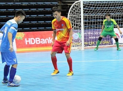 Tân Hiệp Hưng play Sanna Khánh Hòa in the first leg’s fifth round of the National HDBank Futsal Tournament yesterday. — Photo vov.vn Read more at http://vietnamnews.vn/sports/448522/tan-hiep-hung-beat-sanna-khanh-hoa-at-national-futsal-event.html#yqGwfRbBYY3ZeUdV.99