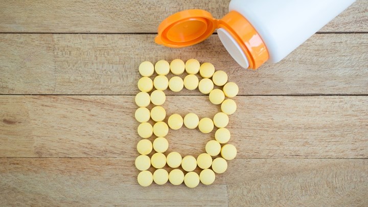 Vitamin B6: Vitamin B6 giúp cơ thể tạo ra serotonin và norepinephrine, đây là những chất giúp hình thành myelin quanh các dây thần kinh, giúp não của chúng ta gửi tín hiệu khắp cơ thể. Không có đủ vitamin B6 có thể dẫn đến các vấn đề về thần kinh, da và tuần hoàn. Một số nghiên cứu đã cho thấy việc bổ sung vitamin B6 giúp cải thiện triệu chứng tiền kinh nguyệt (PMS). Một số triệu chứng thường gặp như đau ngực, trầm cảm và lo lắng có thể được giảm bớt bằng cách uống vitamin B6 trong khoảng thời gian đó.