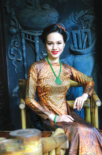  A beautiful woman wearing ‘ao dai’ posing for a photo