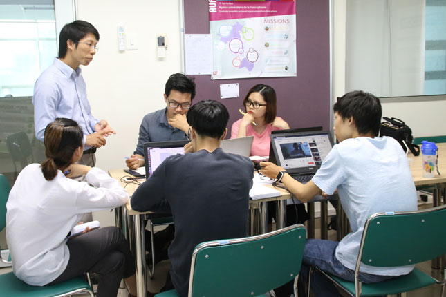 Hướng dẫn sinh viên CNTT làm dự án tại Trường Đại học Bách khoa - Đại học Đà Nẵng.(Ảnh Đại học Đà Nẵng cung cấp)