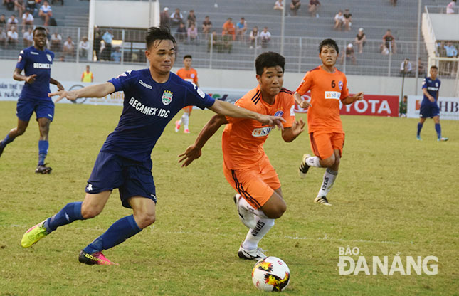 Binh Duong (in dark blue) and SHB players