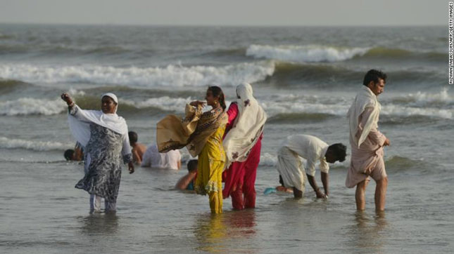 Nắng nóng ở Karachi (Pakistan) đã khiến ít nhất 65 người thiệt mạng. Nhiệt độ bình thường tháng 5 ở thủ đô Pakistan là 35oC nhưng tuần này lên tới 44oC. Người dân  kéo nhau tới bãi biển để giải nhiệt.