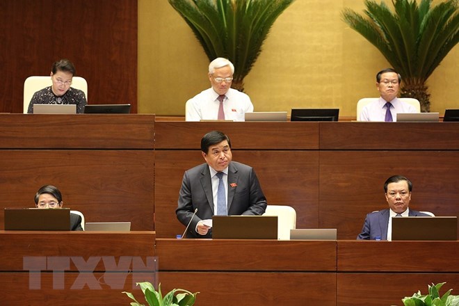 Bộ trưởng Bộ Kế hoạch và Đầu tư Nguyễn Chí Dũng phát biểu giải trình, làm rõ các vấn đề đại biểu Quốc hội nêu. (Ảnh: Dương Giang/TTXVN)