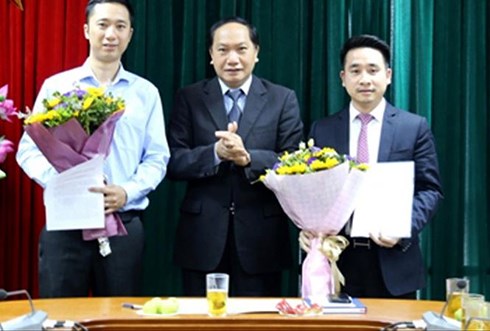 Chánh Văn phòng BCĐ 389 Quốc gia Đàm Thanh Thế (giữa) trao quyết định cho ông Vũ Hùng Sơn (phải). Ảnh: BCĐ 389.