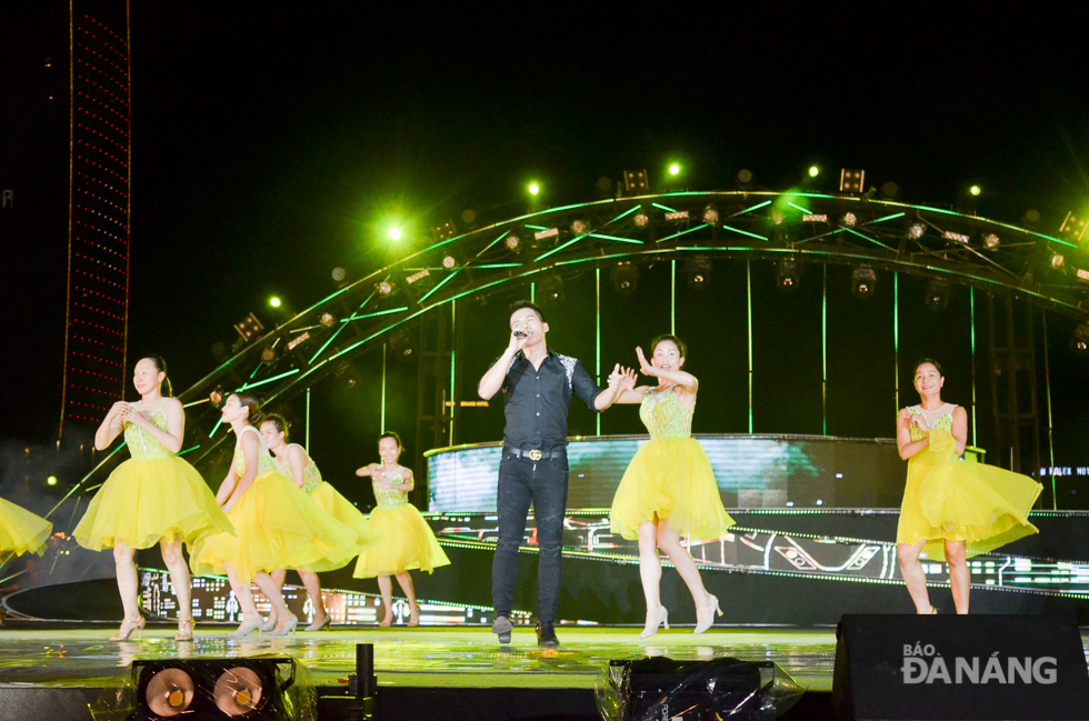 Singer Quoc Thien impressing the audience with the song ‘ Xin Chao Xin Chao’ (Hello, Hello)