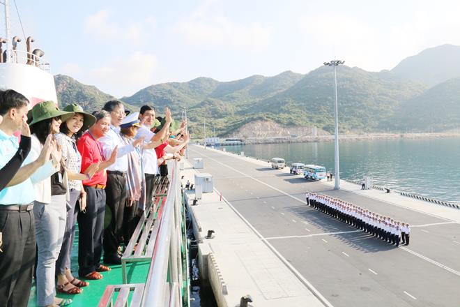 Đoàn công tác chào các cán bộ, chiến sĩ Hải quân Vùng 4 tại cảng Cam Ranh (Khánh Hòa). Ảnh THANH TÌNH