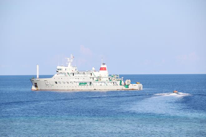 Tàu Trường Sa 571 khởi hành đưa đoàn đi thăm huyện đảo Trường Sa và nhà giàn DK1. Ảnh THANH TÌNH